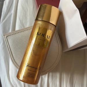 Skimmer från Kolai - Återfuktande glittrig olja som ger väldigt fint skimmer. Väldigt fin på, helt som ny endast provad! Säljer då jag aldrig använder den✨ väldigt fin på huden och är jättefin på sommaren när man vill skimra lite 