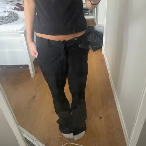 Svarta kostymbyxor byxor  - Säljer ett par svarta kostymbyxor från bikbok i bra skick  som inte kommer till användning 