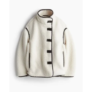 Pilejacka H&M - Superfin jacka från HM som är slutsåld. Jackan är i storlek S och är helt oanvänd, har lappar kvar. Skriv om du har frågor❣️Kan gå ner i pris vid snabb affär