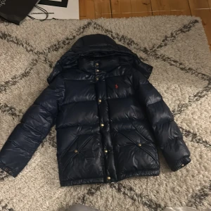 Polo Ralph lauren - Jackan är 10-12 år och passar om du är unegifär 148-155 cm lång jackan har en jätte liten defekt på ena armen som man ser på sista bilden annars så är den i ny skick.