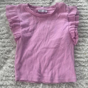 Volang linne från zara  - Jätte fin topp/linne från zara med volanger bra pssform på mej som brukar ha xs