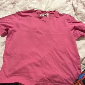 Rosa T-shirt  - Säljer basic rosa T-shirt från Weekday. 