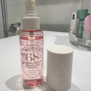 Sol de Janeiro 68 - Knappt använd som man kan se på bilden, det är 90 ml. Den är mindre än ett år gammal💕