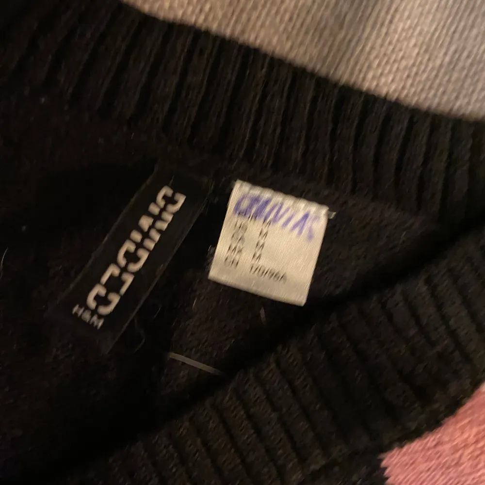 Jag har rensat i min garderob. Säljer snygga stickade västar från H&M med klassiskt argylemönster i rött, rosa och vitt och svart V-ringad design och ribbade kanter. Perfekt för höst och vinter, både till vardags och fest. Passar bra över en skjorta eller blus för en stilren look. Finns att hämta i västra Lund eller skickas mot porto.. Neuleet.