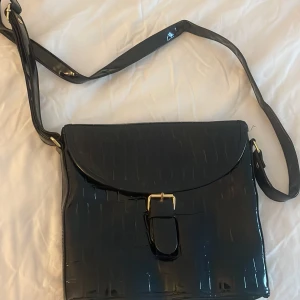 Axelväska eller handväska - Krokodil liknande mönster men är ej det såklart. Finns en ficka inuti👜. Magnetiskt knäppe