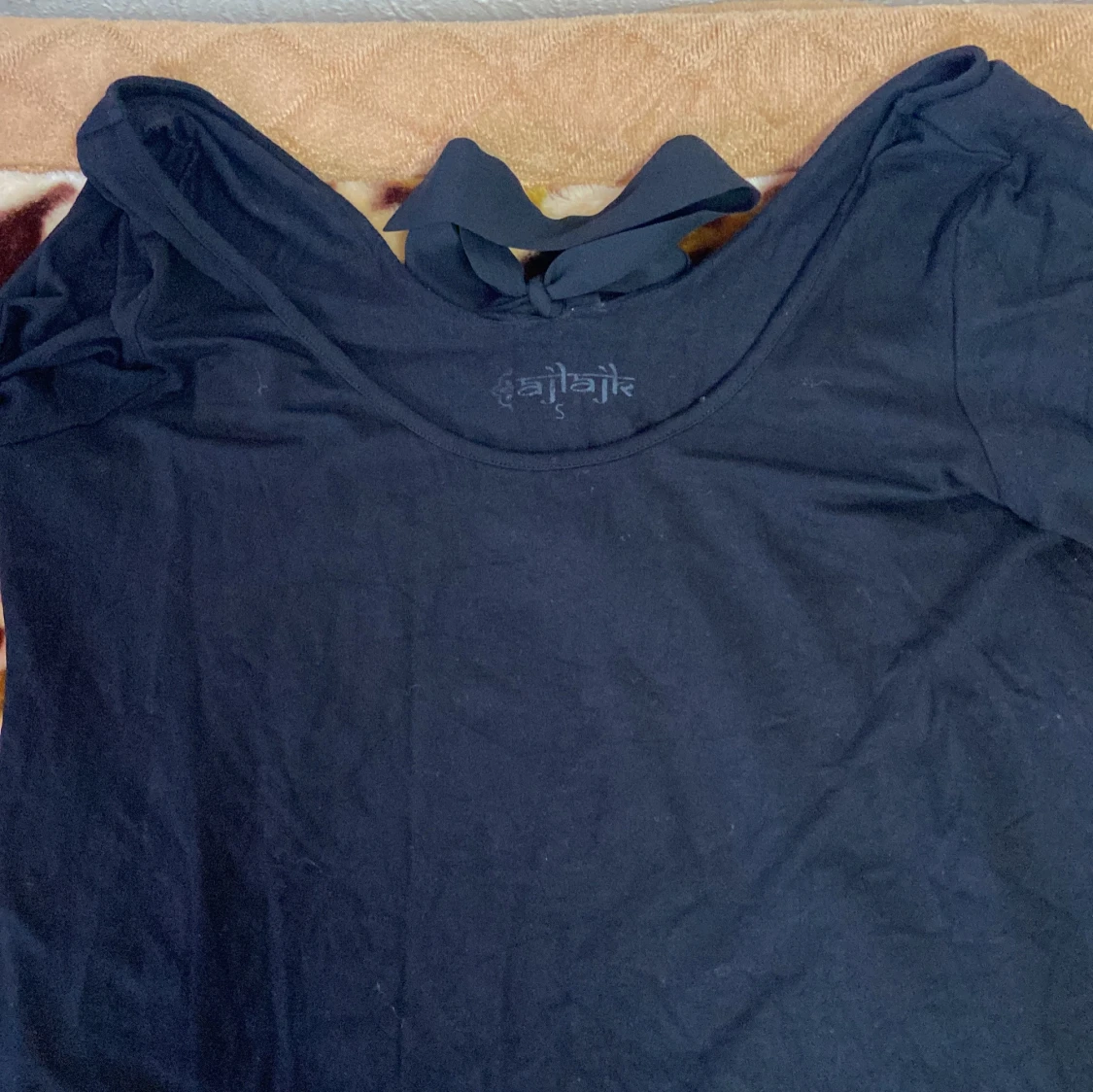 Svart långärmad klänning med knyt - 90