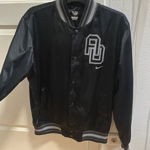 Nike jacka - Säljer nu denna unika Nike jackan. Skick 8/10. Det är bara att skriva vid funderingar eller liknande!