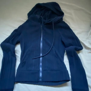 Croptop kofta - Sån tight croptop kofta som i tiden 2000s folk hade med ett svart/vitt linne under. Super mysig look!🥰😍