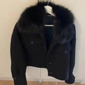 Meontine jacka - Köpte förra hösten på Jackie. Är i bra skciak knappt synlig användning. Köptes för 3550kr säljer för 2500kr