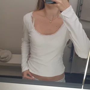 Spetströja - Jättegullig tröja med spets, använd få gånger så i bra skick, säljer då den inte kommer till användning längre💕🥰