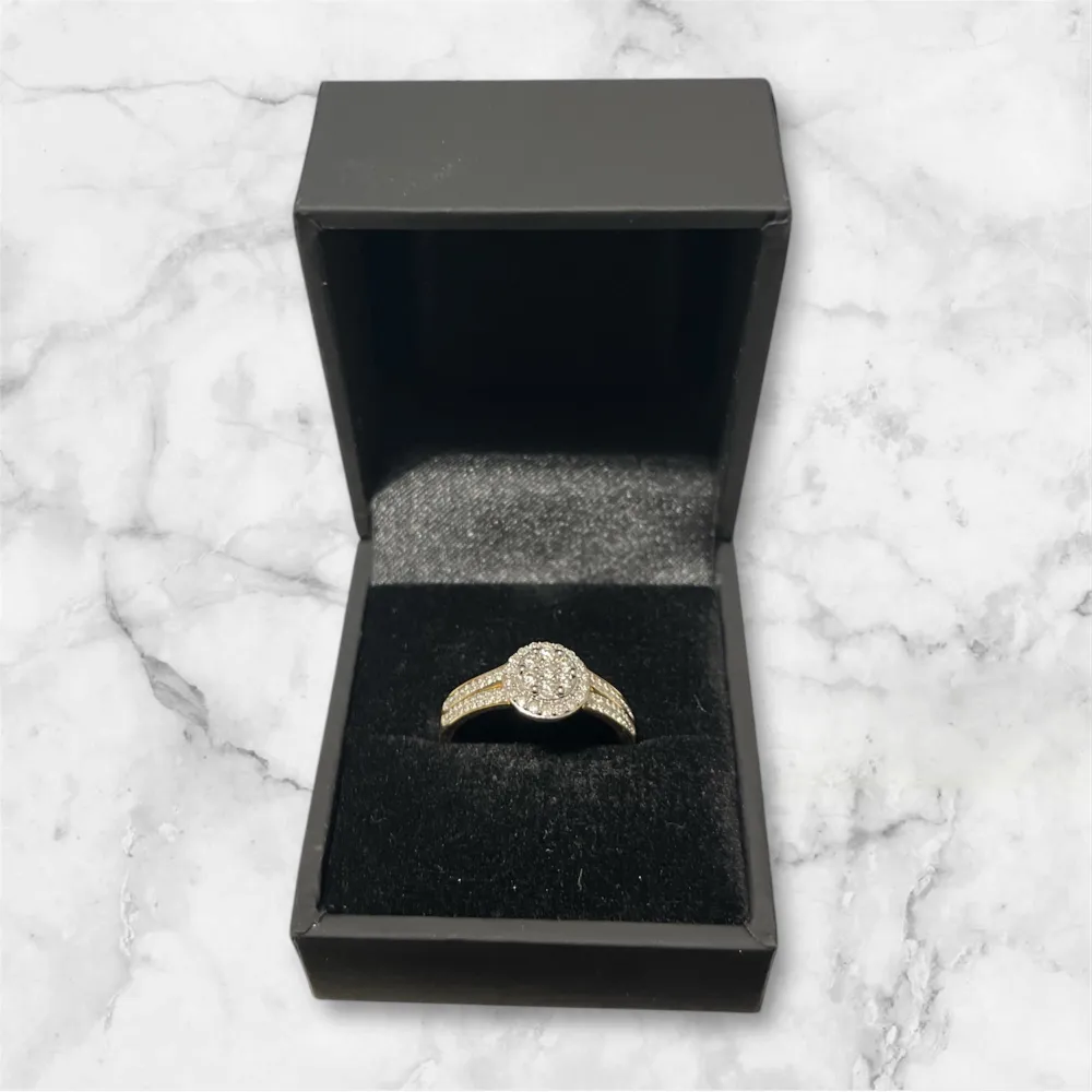 NYPRIS 12998KR - BILLIGAST 8998KR MITT PRIS 7000. Kvitto medföljer đ§ŸRing i 18K gult guld med 61 diamanter 0,35 ct VarumĂ€rke Guldfynd Material Guld Ădelmetall 18K guld Sten/PĂ€rla Diamant Antal diamanter 1 61 Carat 1 0.350 Diamantslipning Briljant,Rund DiamantfĂ€rg Wesselton Diamantklarhet P Vikt ca (gram) 3,02 . Asusteet.