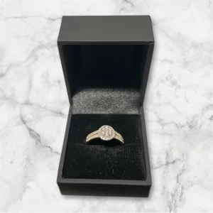 DIAMANTRING I 18K GULD - NYPRIS 12998KR - BILLIGAST 8998KR MITT PRIS 7000. Kvitto medföljer 🧾Ring i 18K gult guld med 61 diamanter 0,35 ct  Varumärke Guldfynd Material Guld Ädelmetall 18K guld Sten/Pärla Diamant Antal diamanter 1 61 Carat 1 0.350 Diamantslipning Briljant,Rund Diamantfärg Wesselton Diamantklarhet P Vikt ca (gram) 3,02 