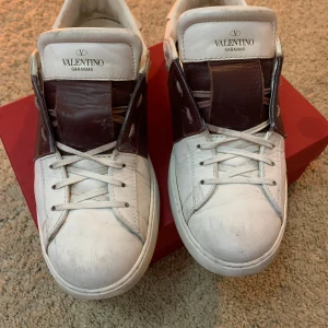 Valentino opens  - Tjena! Säljer mina Valentino opens då jag inte använder det längre. Skick 7/10 och ny pris är 7000,skriv gärna om ni har några frågor och kan gå ner i pris vid snabbt och smidigt köp!