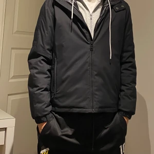 Svart Colmar jacka  - Svart colmar jacka som funkar bra till vintern men även sen höst nypris 2599 inga defekter eller skador skriv i dm vid funderingar. Öppen för prisförslag 