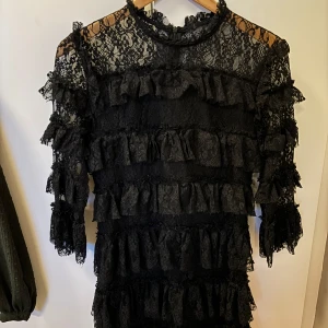 Klänning - Spets klänning med volanger ifrån zara! Ser ut som den från by Malina!