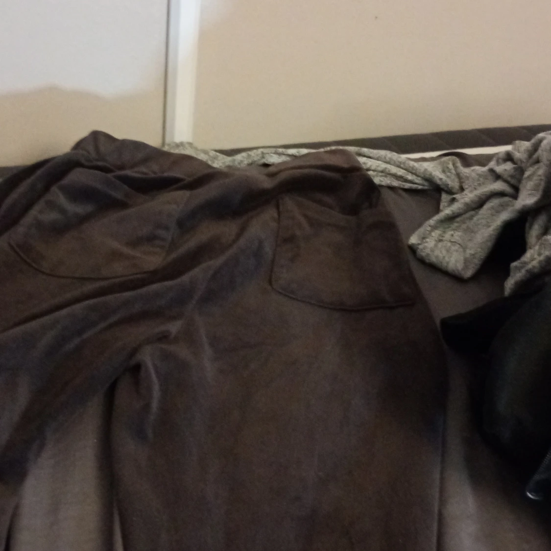 Bruna byxor i mjukt material - 90