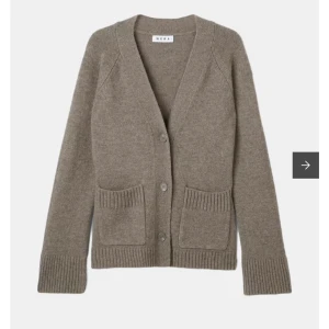 Beige kofta från Wera - Säljer en supermysig beige kofta från Wera. Den har en klassisk v-ringad design med knappar framtill och praktiska fickor. Perfekt för kyliga dagar och passar till allt! 🧥✨Aldrig använd!❤️