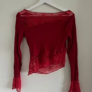 Röd långärmad tröja med spets - Så fin röd långärmad tröja med spetsdetaljer. Bra skick!❤️