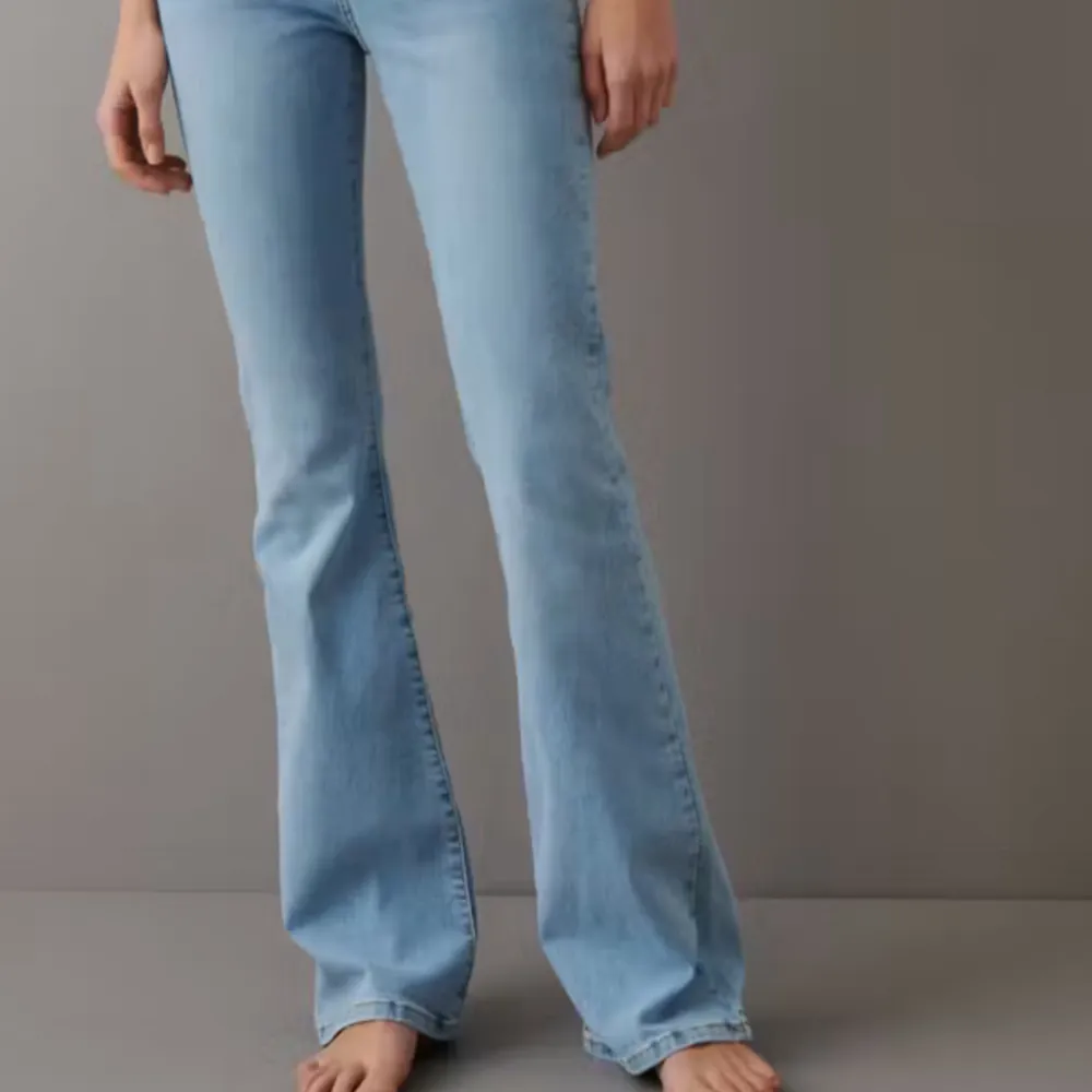 Ljus blå bootcut jeans från Gina tricot. Vid intresse skriv privat 💗. Jeans & Byxor.