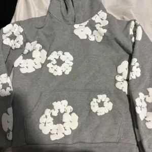 Säljer en riktigt skön grå Denim tears hoodie. Den är i storlek M och helt ny/oanvänd. För mer info och bilder skriv gärna!