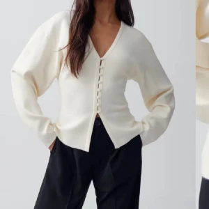 Vit kofta med knappar - Säljer denna populära vita koftan med knappar framtill då den inte kommer till användning och bara tar plats💕