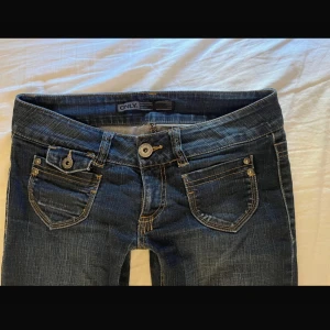 Lågmidjade jeans från Only - Säljer ett par snygga mörkblå jeans från Only i bra skick. De är lågmidjade, W28 L32