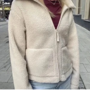 Teddyjacka - Säljer denna superpopulära teddyjackan från hm. Aldrig använd, prislappen sitter kvar. Helt slutsåld! Krämvit/beige