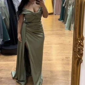 Klänning  - Använd endast några timmar!  Strl: 38 passar även 40. Ordinarie pris: 5000kr Pris kan diskuteras vid snabb affär🌸.