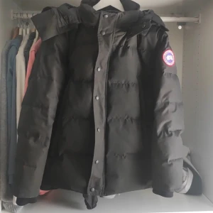 Canada Goose Wyndham - En vacker Wyndham canada goose vinterjacka. Jag har använt den 1 vinter och vill testa på något nytt även om den är en väldigt bra vinterjacka. Den är nästan sprillans ny, har tagit om den väldigt bra.  Storlek M. Kan även gå ner i pris vid snabb affär!