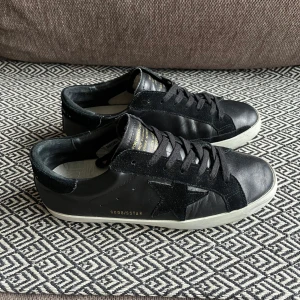 Golden Goose  - Säljer dessa Golden goose superstar i storlek 42. Sjukt snygga till hösten och vintern. Bra skick👌🏻 inga originaltillbehör. Fler bilder eller frågor? Skicka iväg ett pm! 