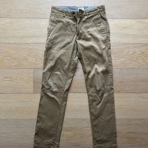 Chinos från Brothers - Beiga chinos. Baxter regular fit - East West W 29” L 32” Sparsamt använda och i gott skick
