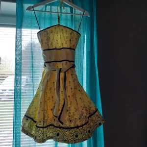 Sommarklänning i Retrostil - Sommarklänning i Retrostil, inköpt på ONLY, halterneck och midjeband, smock baktill. Strl M, (jag tycker att den är mer som en S eller till och med XS. Fint skick. 