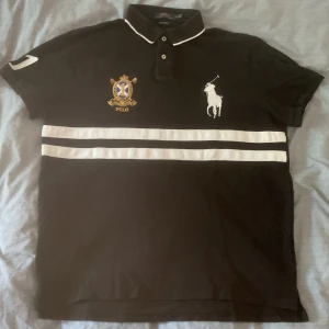Chief keef type polo - Ralph lauren polo med big pony i storlek XL men skulle säga att den sitter mer som L. Den är i bra skick utan hål eller fläckar. Skriv om ni har frågor eller vill ha fler bilder!!