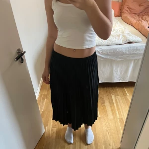 Plisserad midikjol - En plisserad/väckad kjol från Gina tricot i storlek 38. Den är i bra skick. Skriv gärna vid intresse eller frågor.🤗