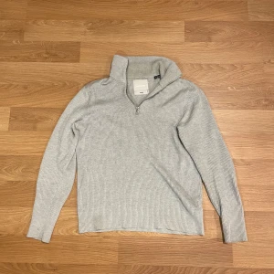 Ribbad grå halvzip från Jack and Jones - Säljer min gråa halvzip från Jack and Jones i storlek S. För liten för mig. Mycket bra skick. Nypris: ca 600kr.