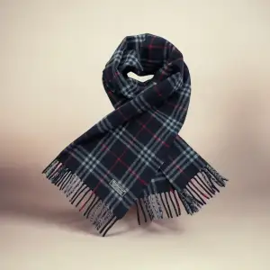 Hej! Säljer denna riktigt snygga och trendiga halsduk ifrån märket Burberry. Material 100% lambswool vilket håller dig extremt bekväm under höst samt vinter. Hör av er vid fler frågor och funderingar!