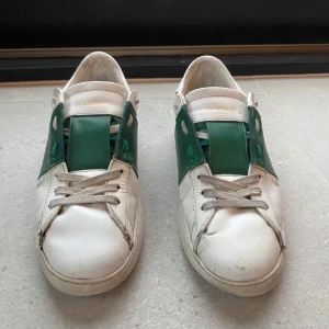 Valentino open - Säljer dessa stilrena valentino open skor i ok skick.  Nypris: 7000 kr Mitt pris: 1429kr, ÄKTA 1400 SNABB AFFÄR 