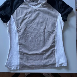 Röhnisch träningströja passar S/M - Aldrig använd träningströja, tight passform och passar S/M. Djur och rökfritt hem!