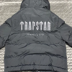Trapstar 2.0 - Jackan är i bra skick och kvittot är också tillgänglig priset kan diskuteras 