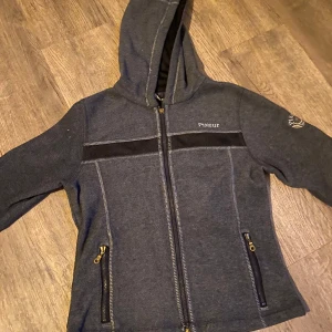 Pikeur ridjacka  - En super fin pikeur ridjacka❤️ i bra skick men den saknar en del på dragkedjan,jag har tyvärr inte möjlighet att sätta på en ny del, men det är bra o fixa!❤️ 