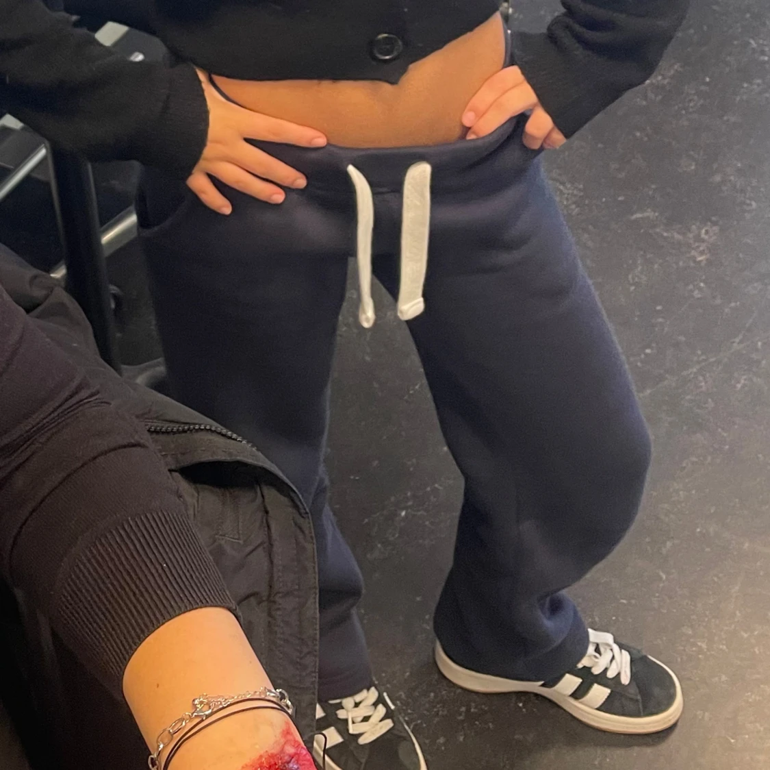 Mörkblå mjukisbyxor med snörning - 3