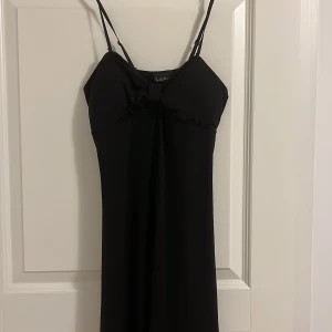 Svart mini klänning - En svart mini klänning med axelband som man kan justera