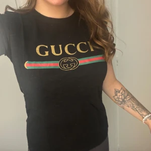 T-shirt  - Säljer denna fina T-shirt köpt i Grekland🖤