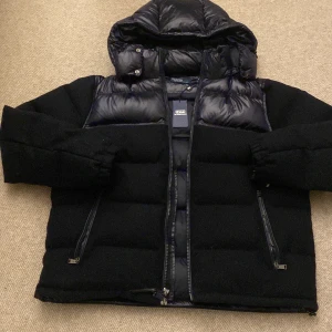 Ralph lauren hybrid jacka - En väldigt snygg och ovanlig hybrid-jacka i en svart/mörkblå färg. Helt oanvänd, säljer den eftersom den är för stor för mig. Den är storlek XL men passar också L (Han på bilden är 193 och väger ca 90kg).  Nypris på denna är 7000kr men jag är generös.  Jag kan mötas i Stockholm eller frakta.