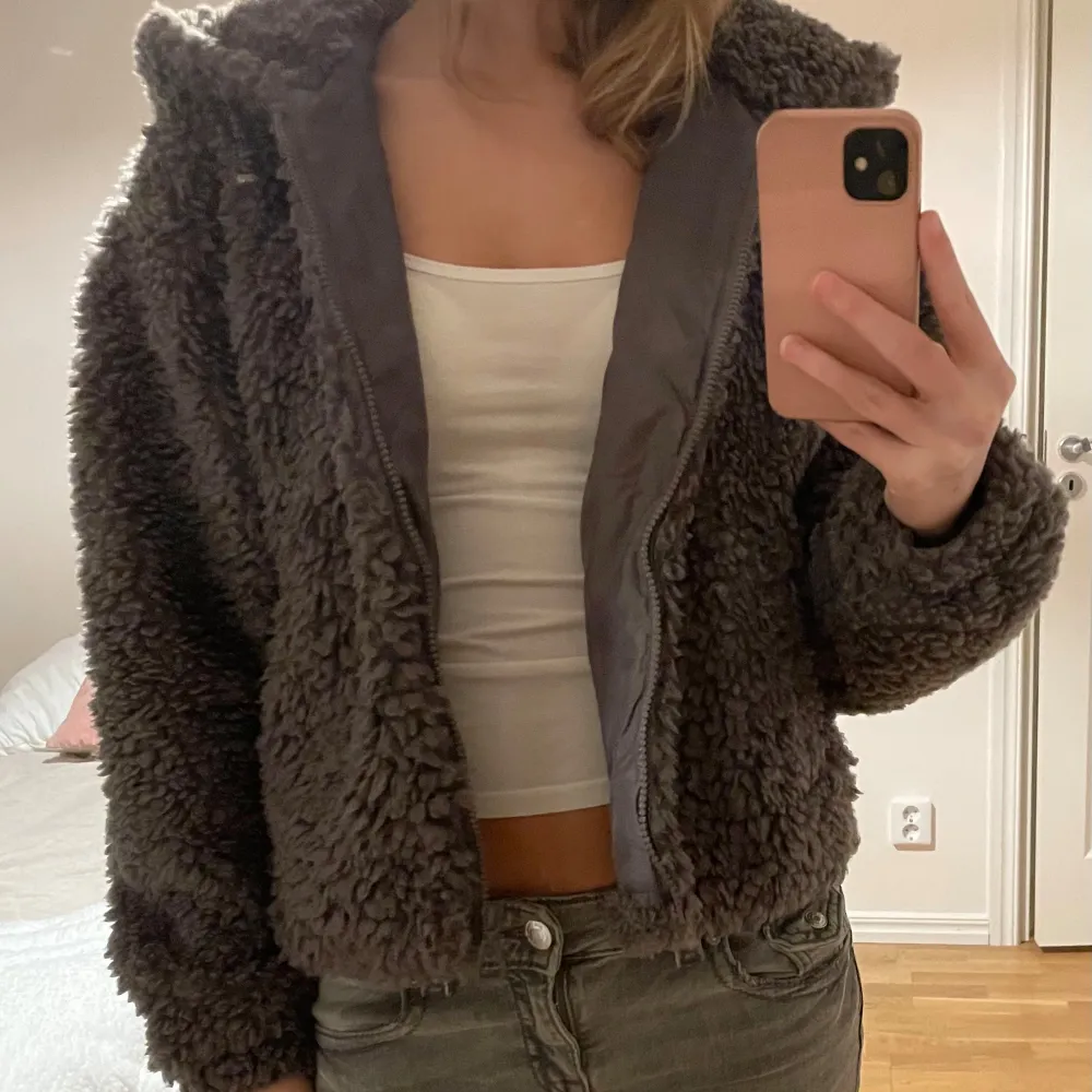 Supermjuk teddy/sherpa som köptes för 679kr! Skicket är som ny, använd 1 gång. Fickor på sidorna. . Takit.
