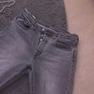 Dessa jeans är i perfekt skick storlek W30 modellen är straight 