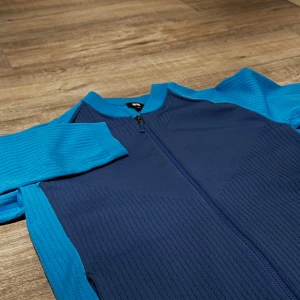 Ventilerad Sport Tröja - Blå ventilerad sport tröja från UNIQLO i storlek M, köpt för 2 år sedan har använt 1 gång endast. 