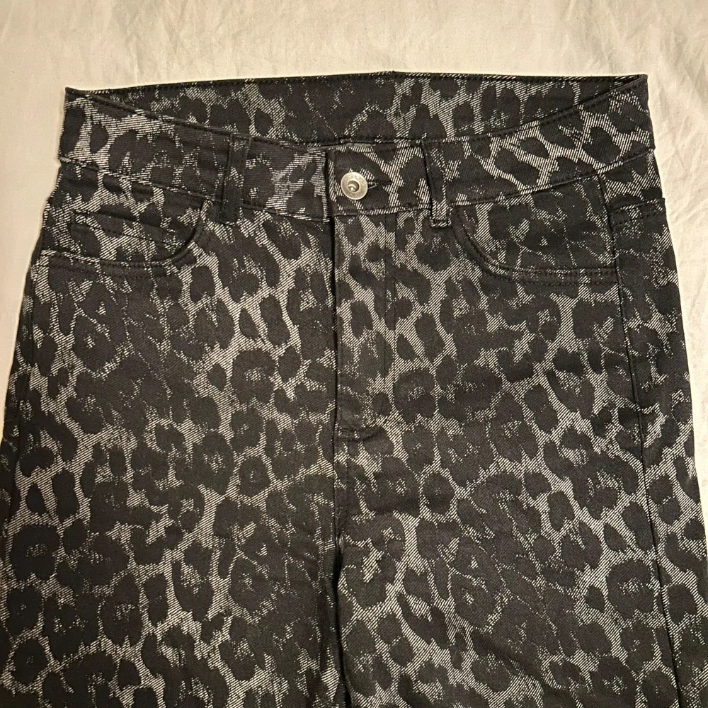 Leopard jeans från calzedonia i stl M! Knappt aldrig använda 💕 . Jeans & Byxor.