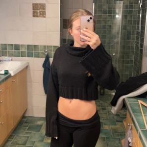 Svart croppad stickad tröja från H&M  - Säljer en svart croppad stickad tröja från H&M. Den har en hög polokrage och långa ärmar med ribbade muddar. Perfekt för höst och vinter för en stilren look. Passar bra till både jeans och kjol!