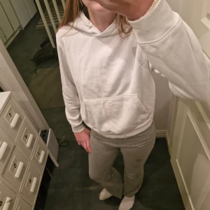 Vit hoodie - Fin vit hoodie. Säljer för att den är för kort i ärmarna. Lite nopprig men inget man tänker på. Pris går att diskutera 